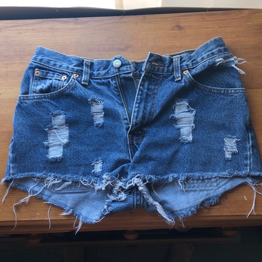 Ripped Levi’s denim mid rise shorts